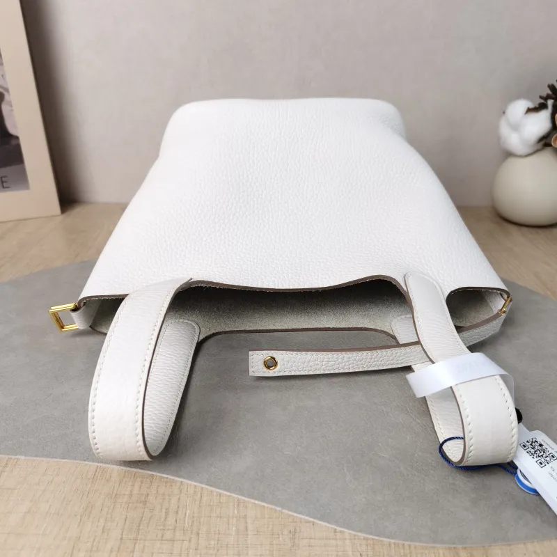 Hermès Top Handle Bag Picotin Lock 18 18 M4 Taurillon Clemence TC Calfskin Small 18 × 13 × 18 cm W — detail view 5 of 11