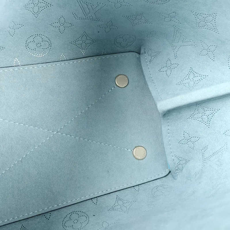 Louis Vuitton Crossbody Bag BELLA Green Calfskin 22 × 14 × 20 cm — detail view 6 of 11