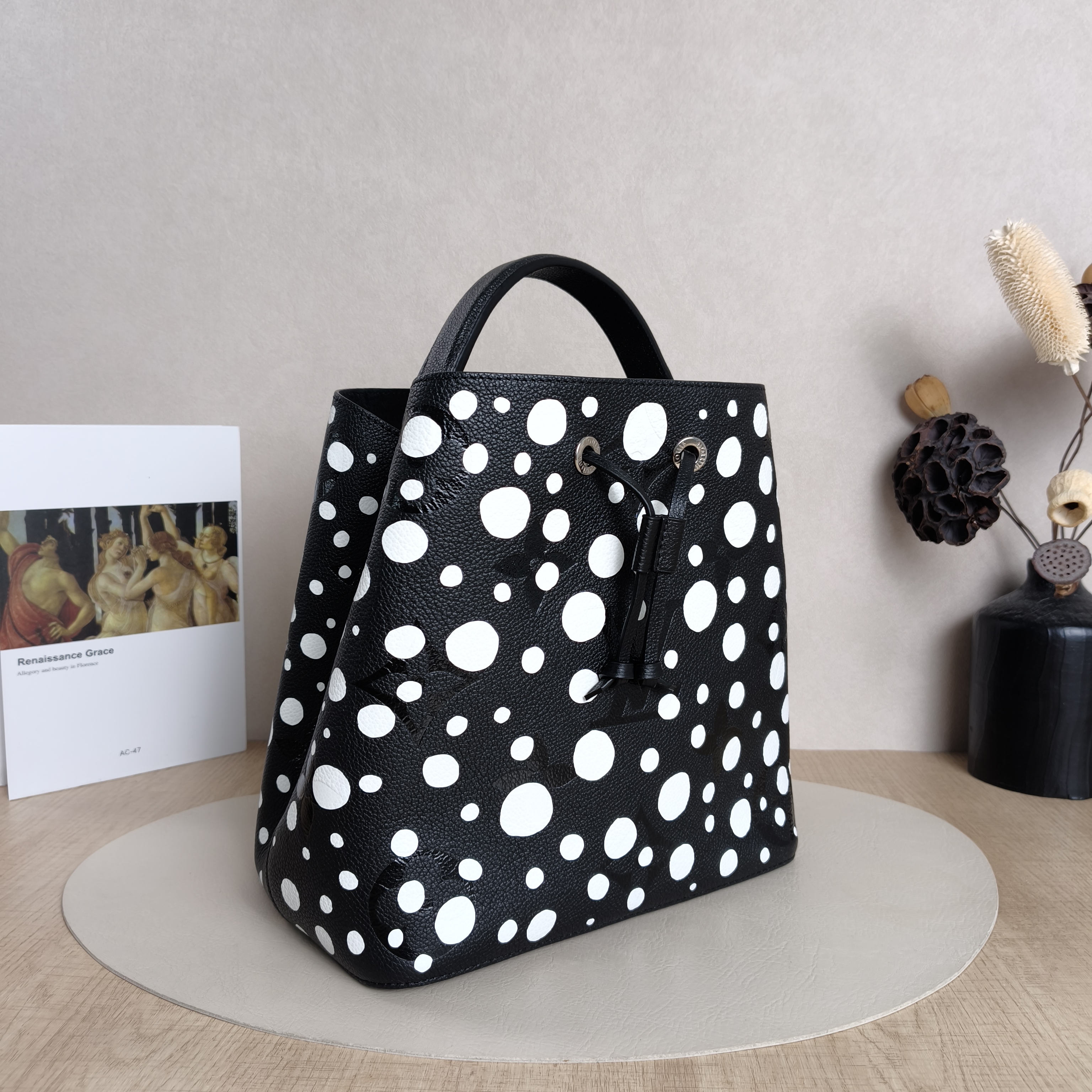 Louis Vuitton Shoulder Bag NÉONOÉ Bucket Bag Black Calfskin Medium26 × 17.5 × 26 cm — cover view 5 of 5