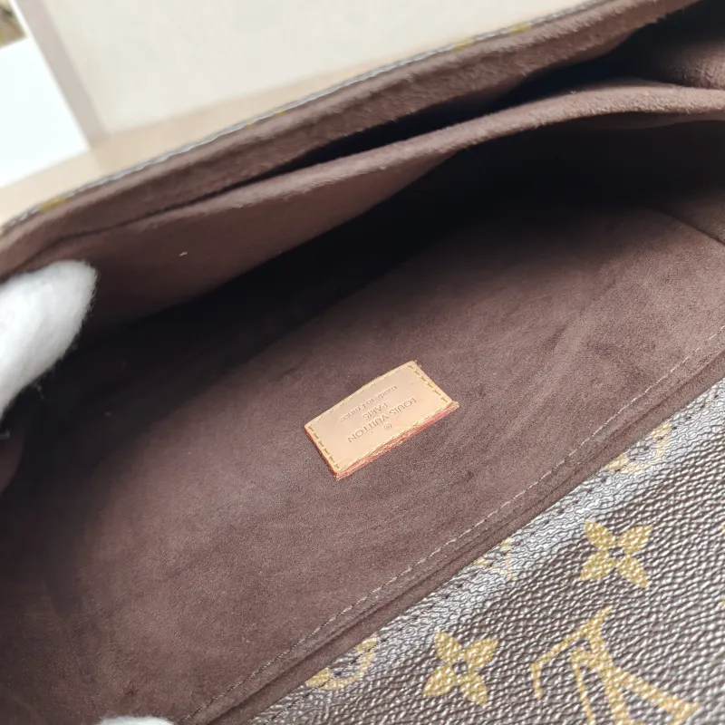 Louis Vuitton Crossbody Bag Pochette Métis Monogram PVC Medium25 × 7 × 19 cm Conditioned — detail view 8 of 14