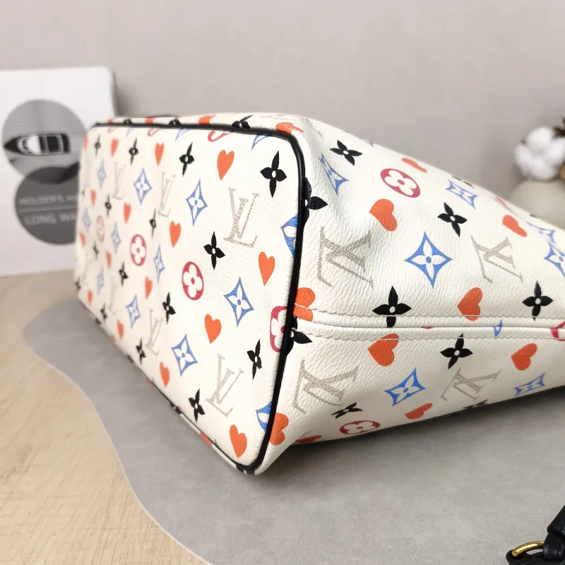 Louis Vuitton Shoulder Bag Neverfull White · Game On PVC Medium 31 × 14 × 28 cm — detail view 3 of 10
