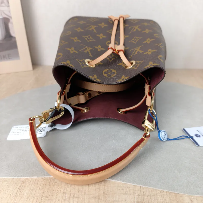 Louis Vuitton Crossbody Bag NÉONOÉ Bucket Bag BB Monogram PVC BB 20 × 13 × 20 cm — detail view 8 of 13