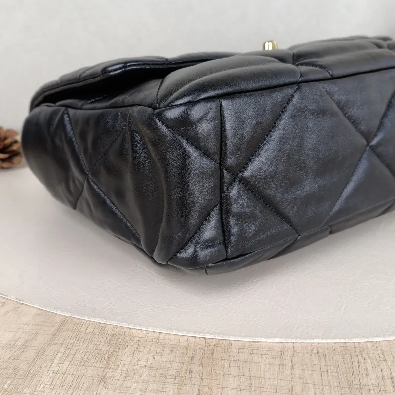 Chanel 19Bag Black Lambskin Medium30 × 10 × 20 cm — detail view 5 of 15