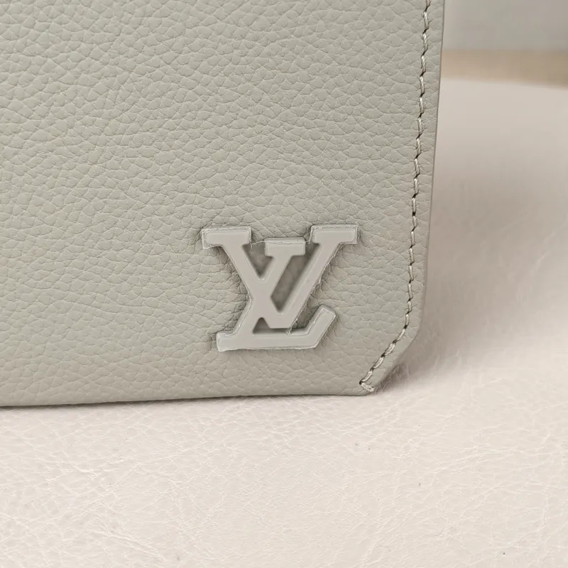 Louis Vuitton Crossbody Bag Fastline Messenger Bag Green Calfskin Mini 17.3 × 7 × 12 cm — detail view 11 of 13