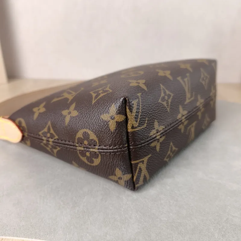 Louis Vuitton Shoulder Bag Pochette Hills Monogram PVC One Size 18.5 × 6.5 × 11 cm — detail view 10 of 13