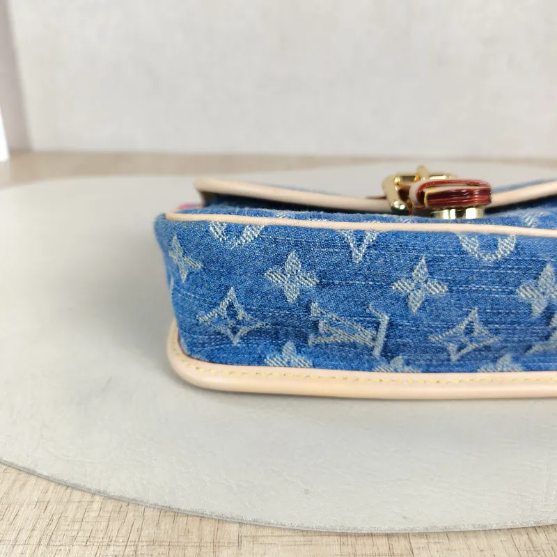 Louis Vuitton Crossbody Bag Diane Baguette Bag Blue nano 19 × 6 × 10.5 cm — detail view 7 of 13