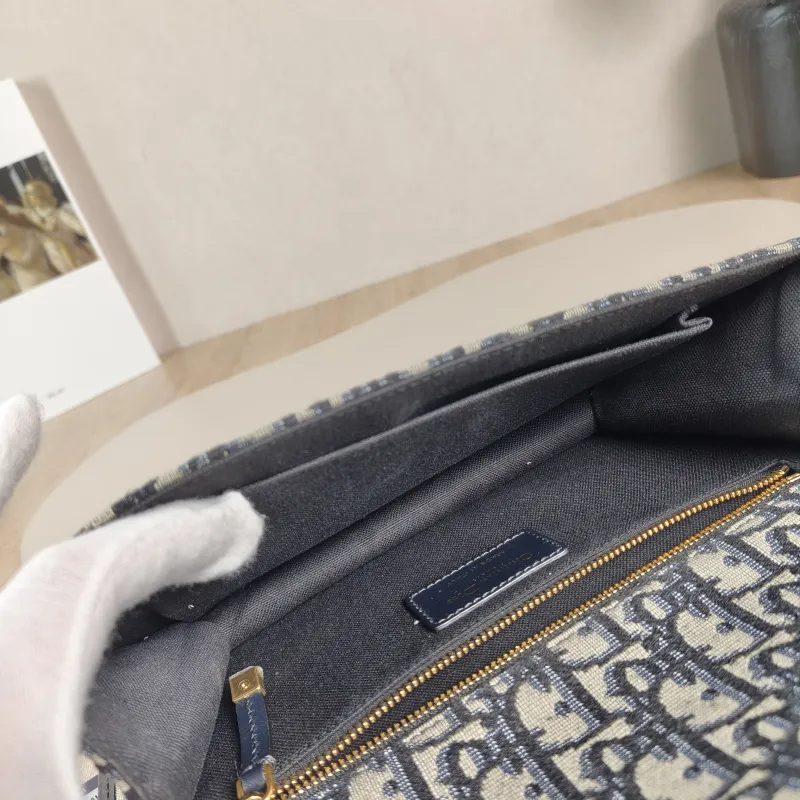 DIOR Crossbody Bag30Montaigne 30 Edition Canvas Medium25 × 9 × 16.5 cm — detail view 1 of 12