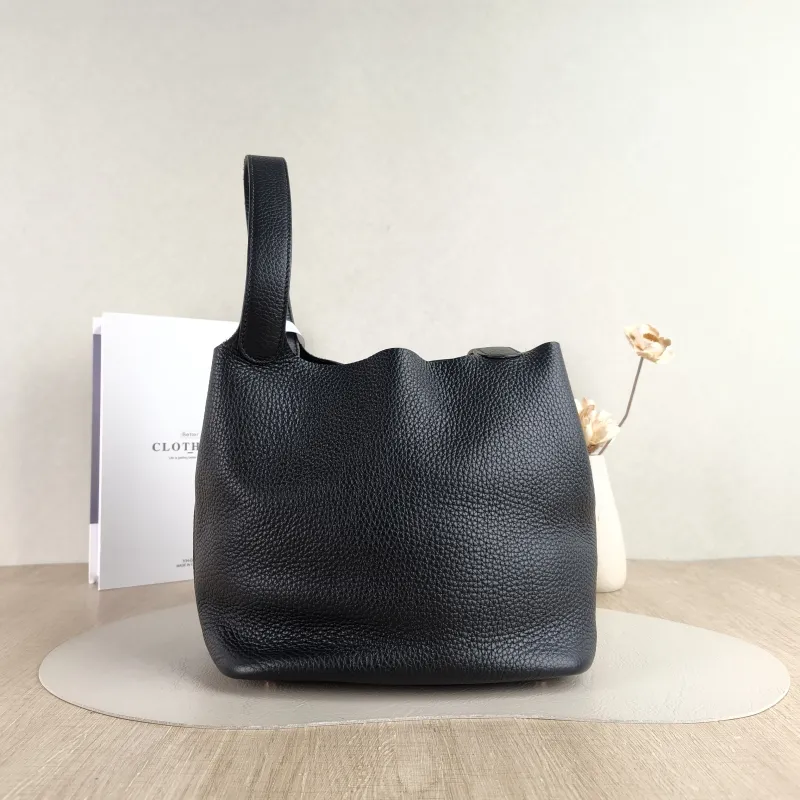 Hermès Top Handle Bag Picotin Lock 22 22 Black Taurillon Clemence TC Calfskin Medium 22 × 18 × 21 cm W — detail view 9 of 11