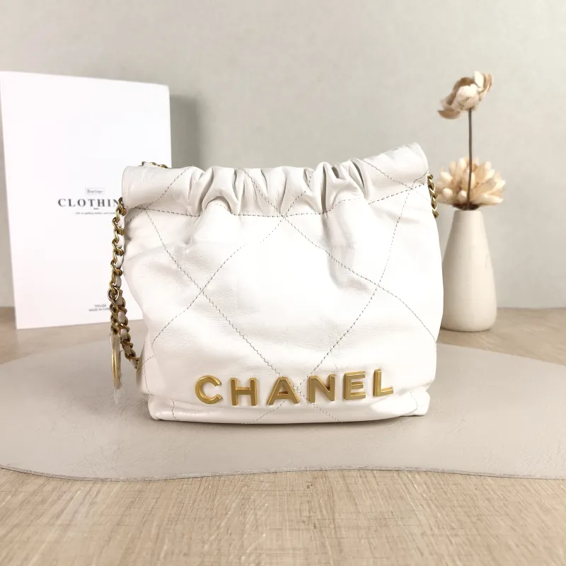 Chanel Shoulder Bag 22Bag White CC alfskin Mini 20 × 6 × 19 cm