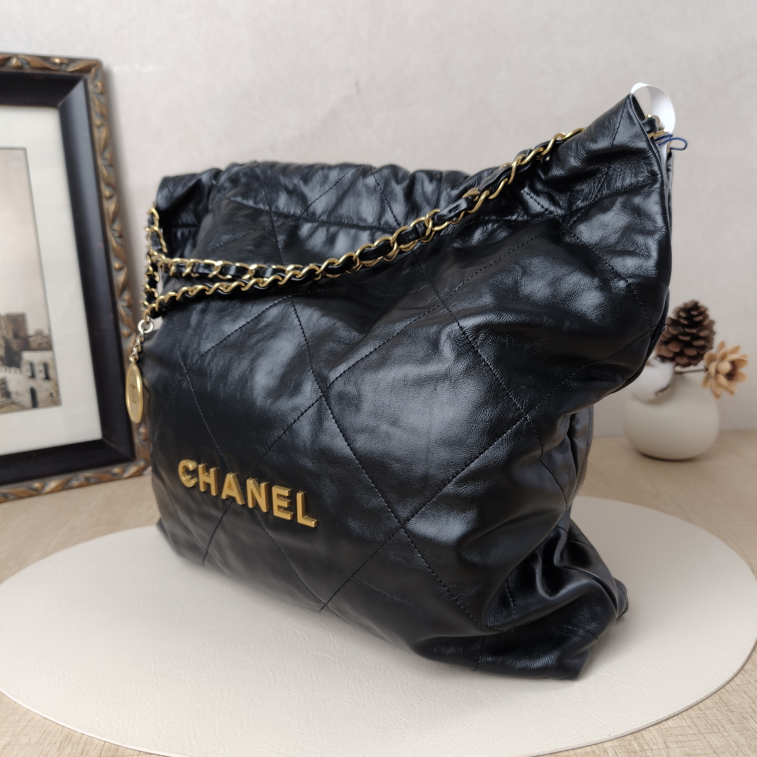 Chanel Shoulder Bag22Bag Black CC alfskin Medium39 × 8 × 42 cm — cover view 2 of 9