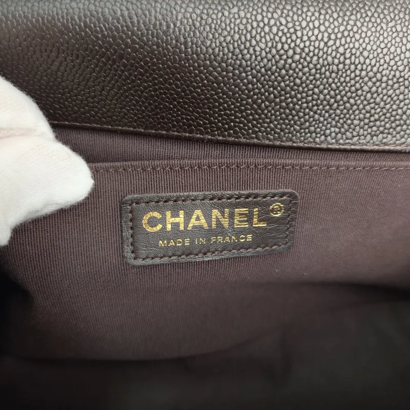 Chanel Crossbody Bag Le Boy​ Calfskin Medium25 × 9 × 15 cm — detail view 3 of 11