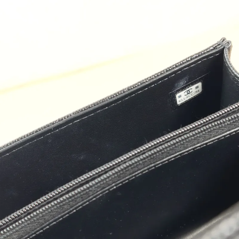 Chanel Crossbody Bag Black Calfskin One Size18.5 × 6 × 11 cm — detail view 11 of 12