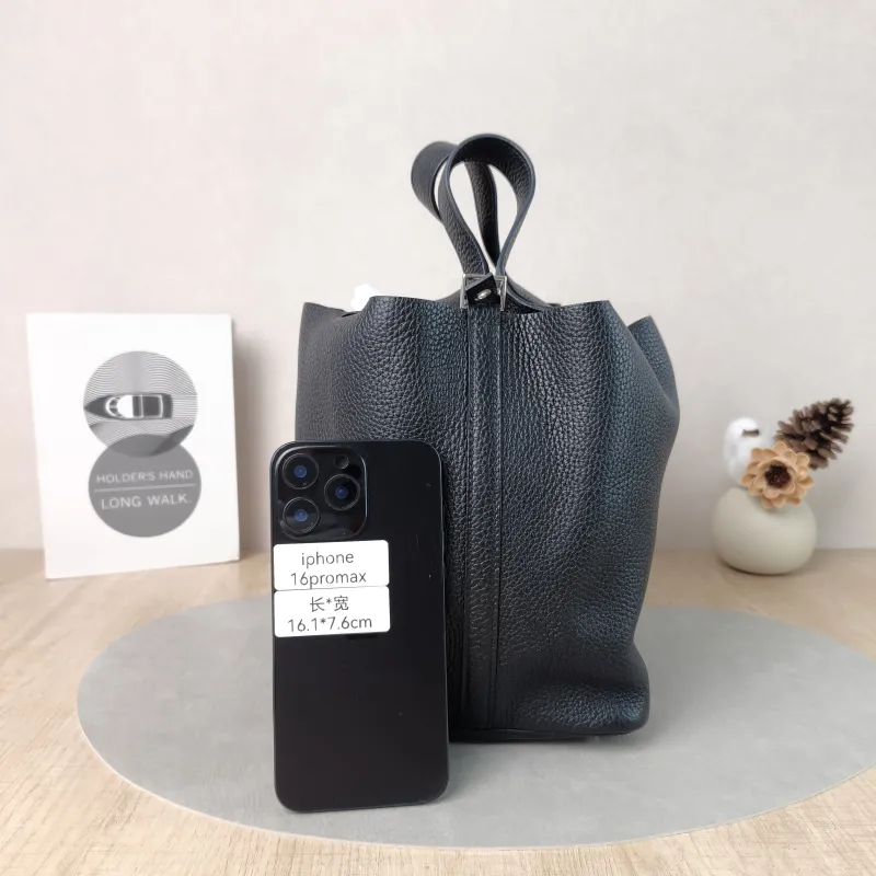 Hermès Top Handle Bag Picotin Lock 22 22 Black Taurillon Clemence TC Calfskin Medium 22 × 18 × 21 cm C — cover view 2 of 6