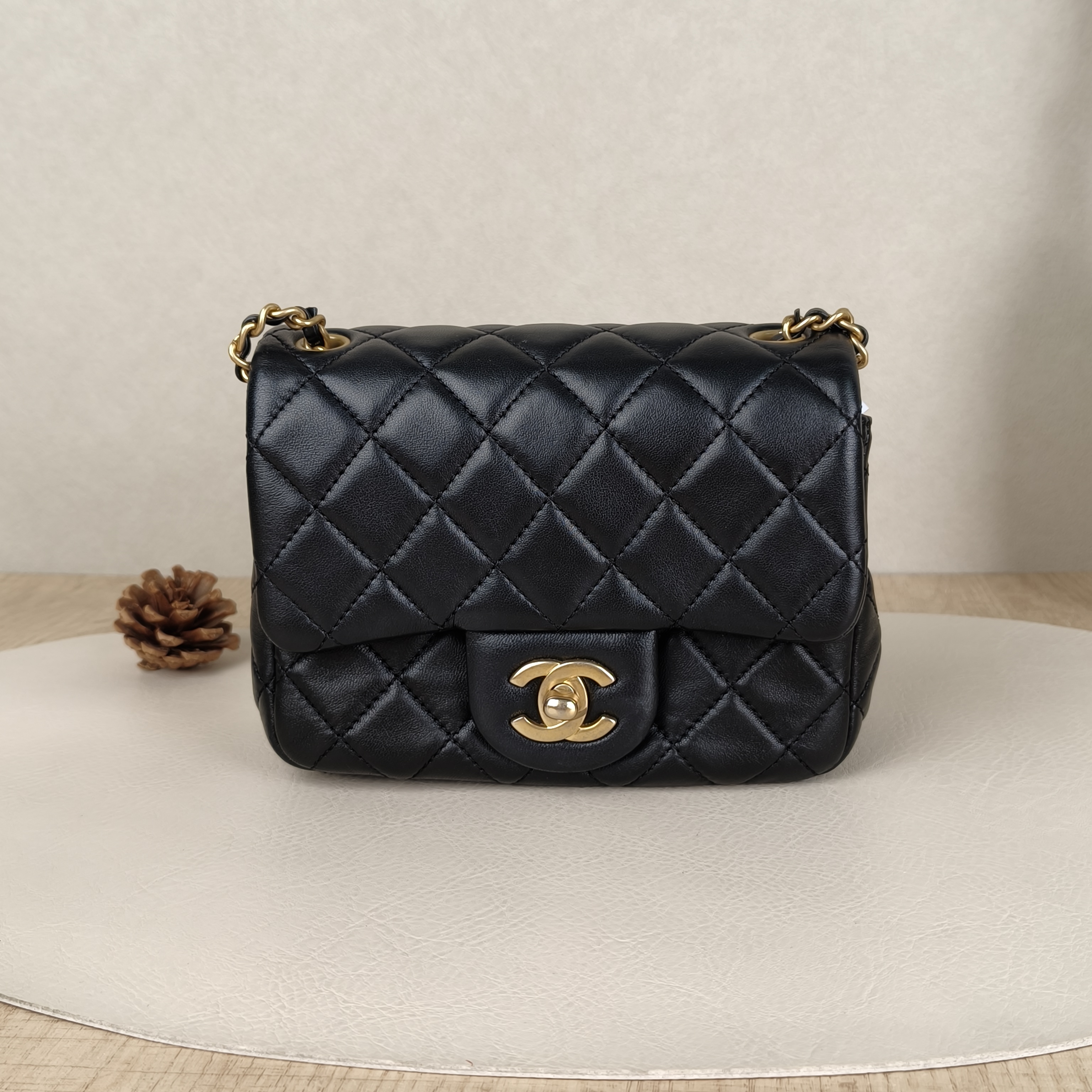 Chanel Crossbody Bag Classic Flap Mini CF Mini Black with Gold-Tone Hardware SL ambskinmini17 × 8 × 13.5 cm