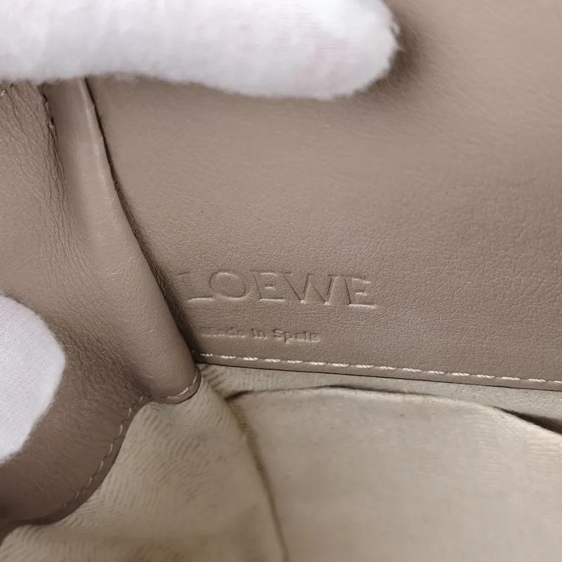 LOEWE Crossbody Bag Hammock Calfskinmini17 × 11 × 19.5 cm — detail view 9 of 12