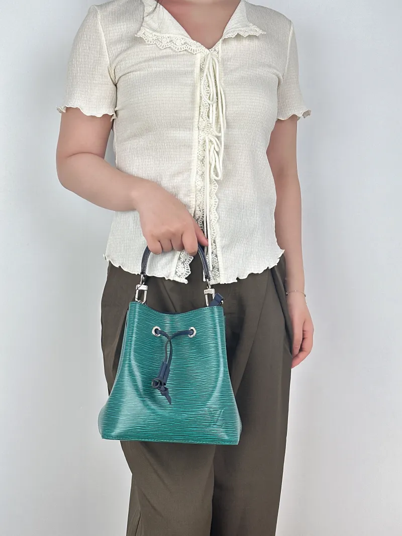 GUCCI Crossbody Bag NÉONOÉ Bucket Bag BB Monogram PVC Medium 24 × 7 × 14.5 cm — on-model view 3 of 3