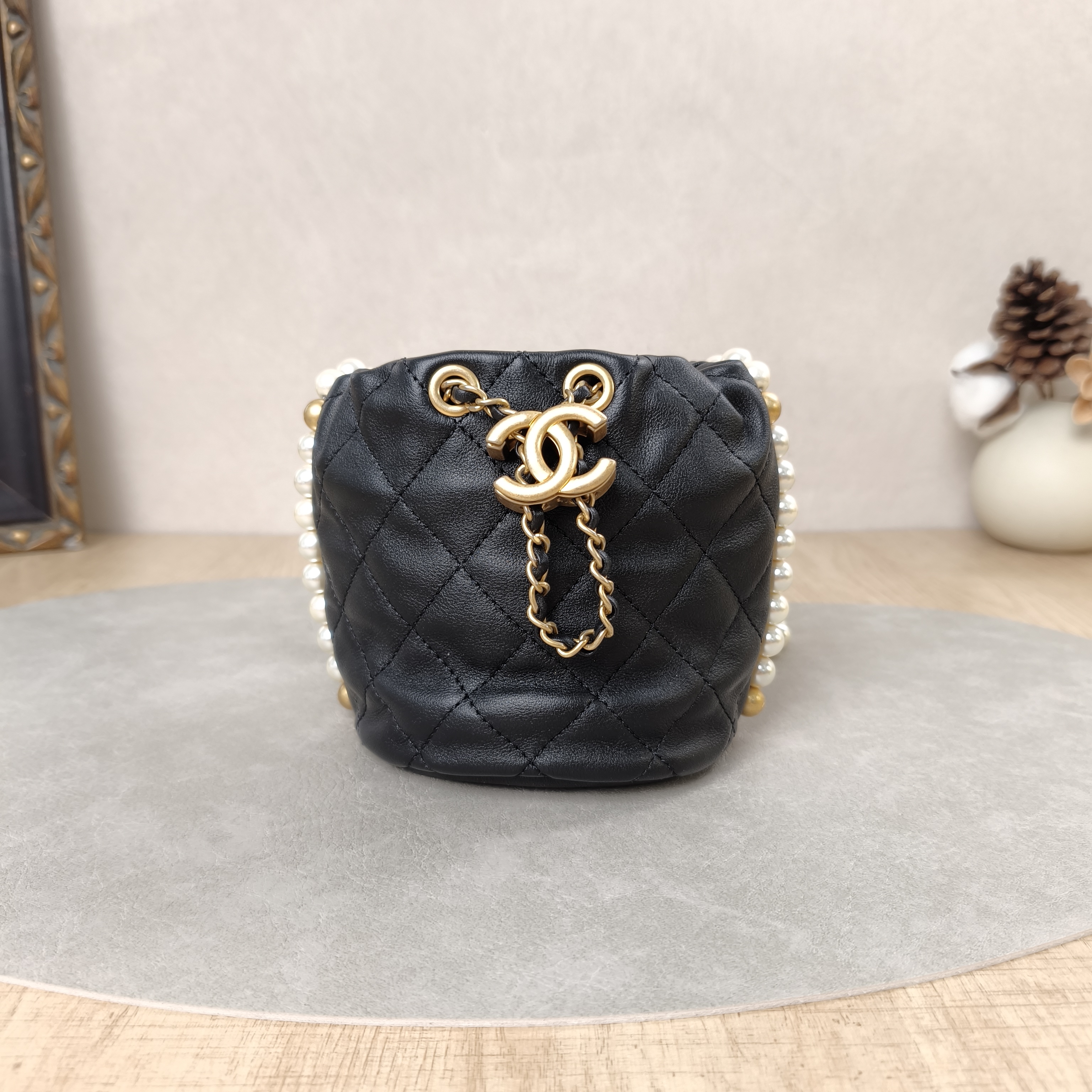 Chanel Crossbody Bag Pearl mini Bucket Bag Black Lambskin 13 × 10.5 × 11.5 cm