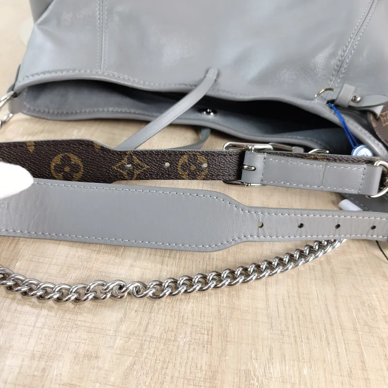 Louis Vuitton Crossbody Bag Carryall Cargo Vibe Grey SL ambskin Small 33.5 × 15 × 23 cm — detail view 1 of 9