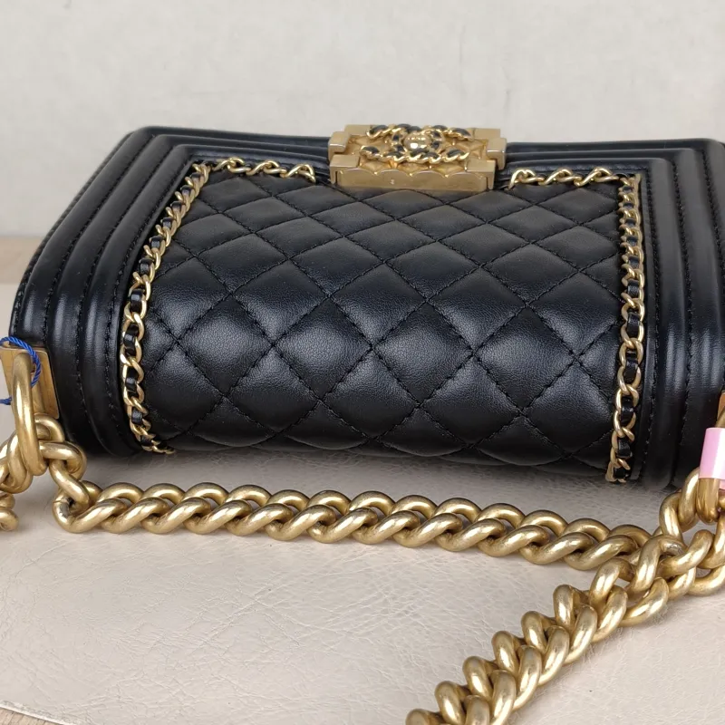 Chanel Crossbody Bag Le Boy​ Black Calfskin Small 20.5 × 8.5 × 12 cm 29 — detail view 3 of 15