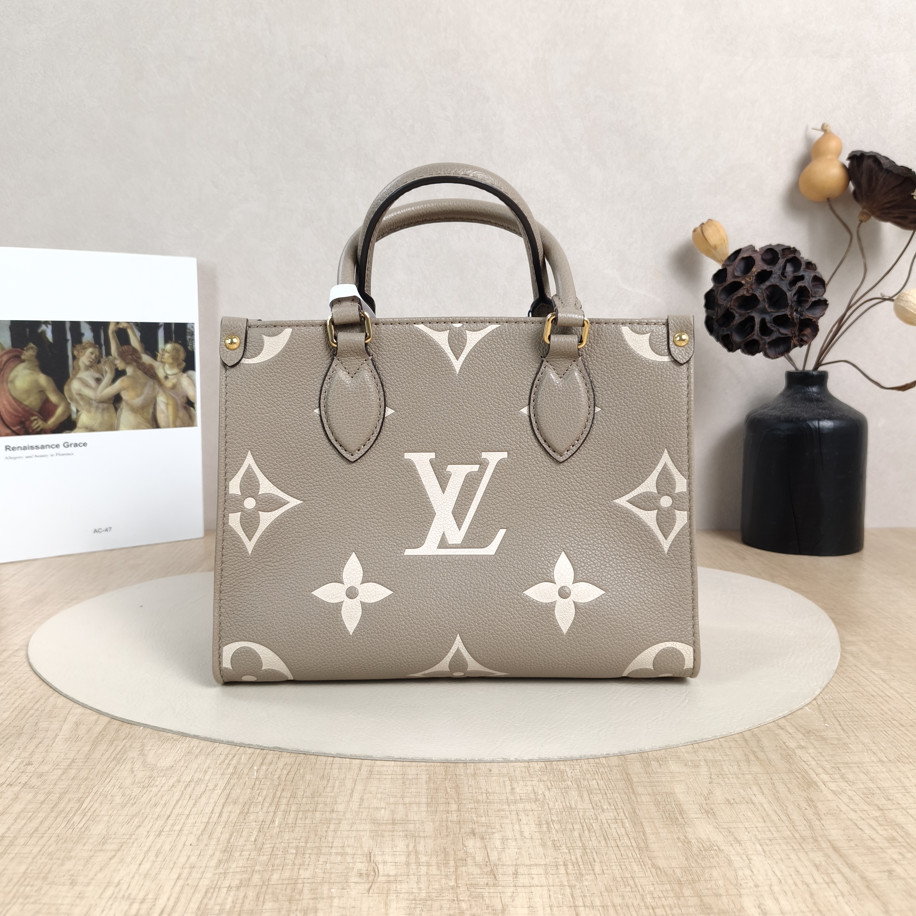 Louis Vuitton Shoulder Bag Onthego · White Empreinte Embossed Calfskin Small25 × 11.5 × 19 cm
