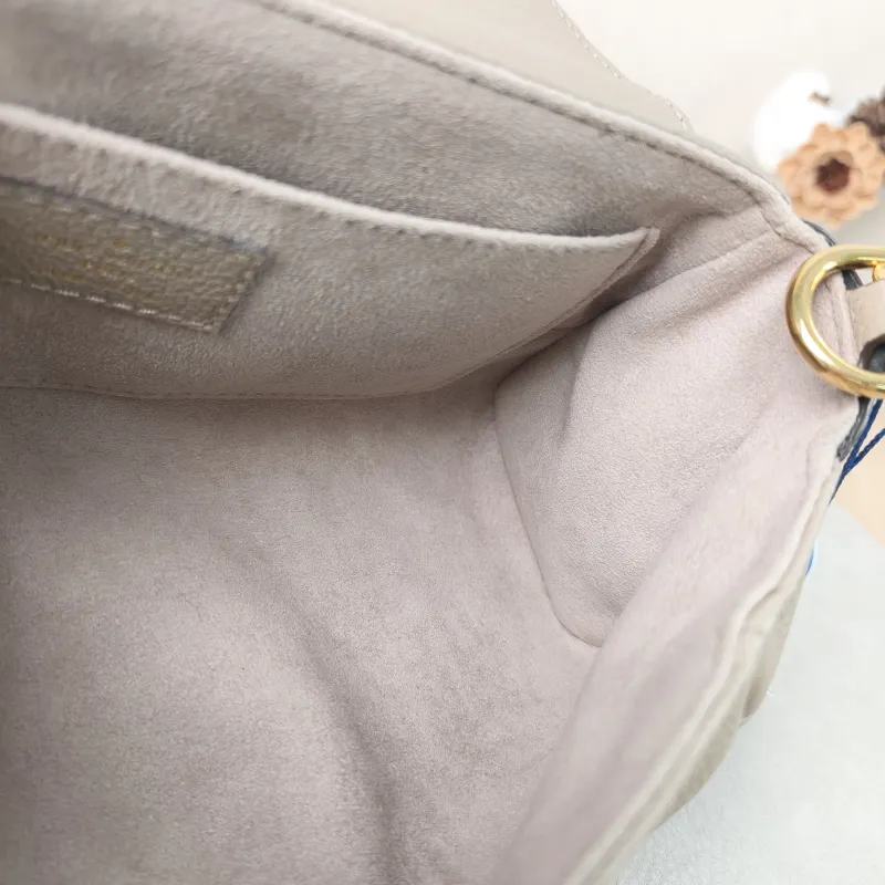 Louis Vuitton Crossbody Bag Favorite Empreinte Embossed Calfskin Medium24 × 9 × 14 cm — detail view 9 of 13