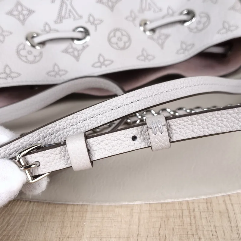 Louis Vuitton Crossbody Bag BELLA Calfskin 22 × 14 × 19 cm — detail view 3 of 10
