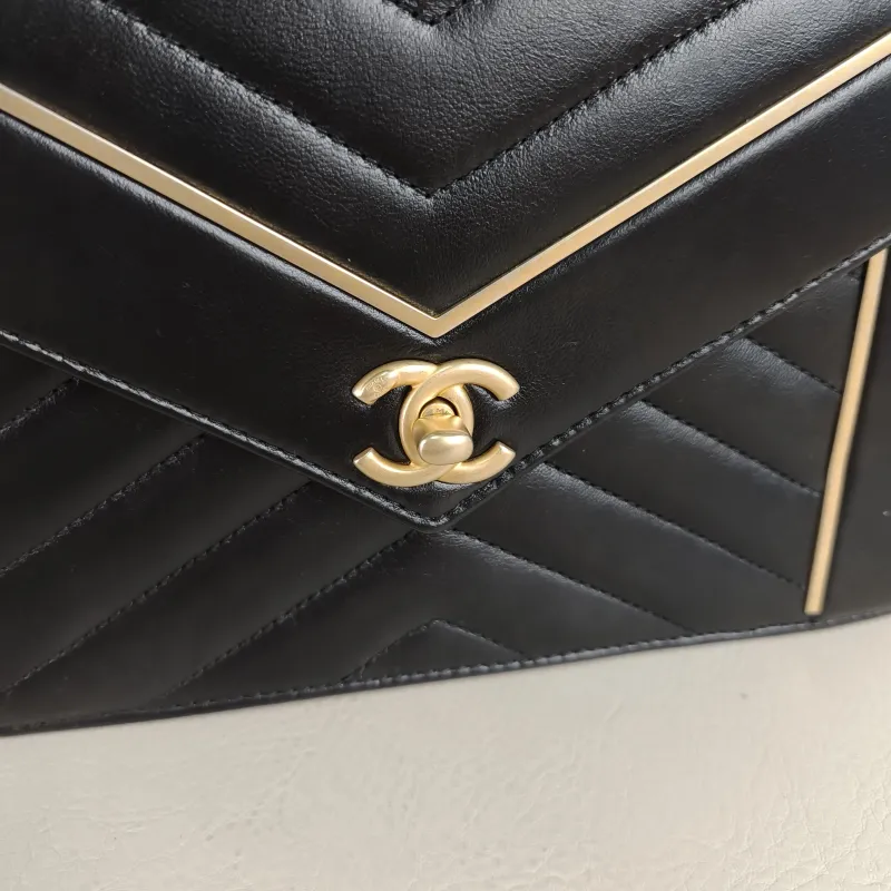 Chanel Crossbody Bag Crossbody Bag Black Lambskin One Size24 × 7 × 16 cm — detail view 5 of 11
