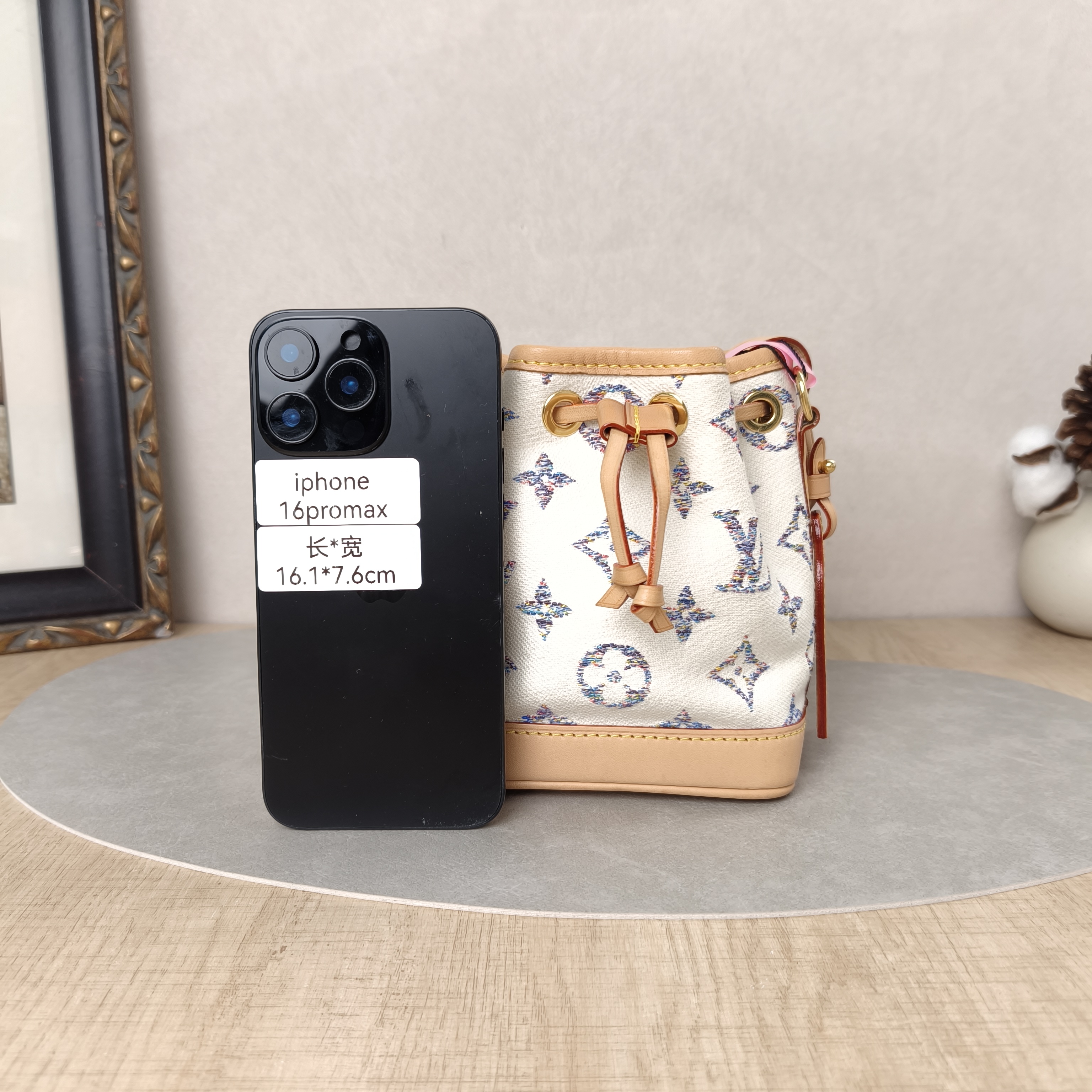 Louis Vuitton Crossbody Bag NANO NOÉ Bucket Bag Nano Beige nano13 × 10 × 16 cm — cover view 4 of 5