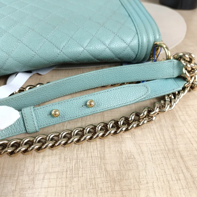 Chanel Crossbody Bag Le Boy​Green Calfskin Medium25 × 9 × 15 cm — detail view 6 of 13