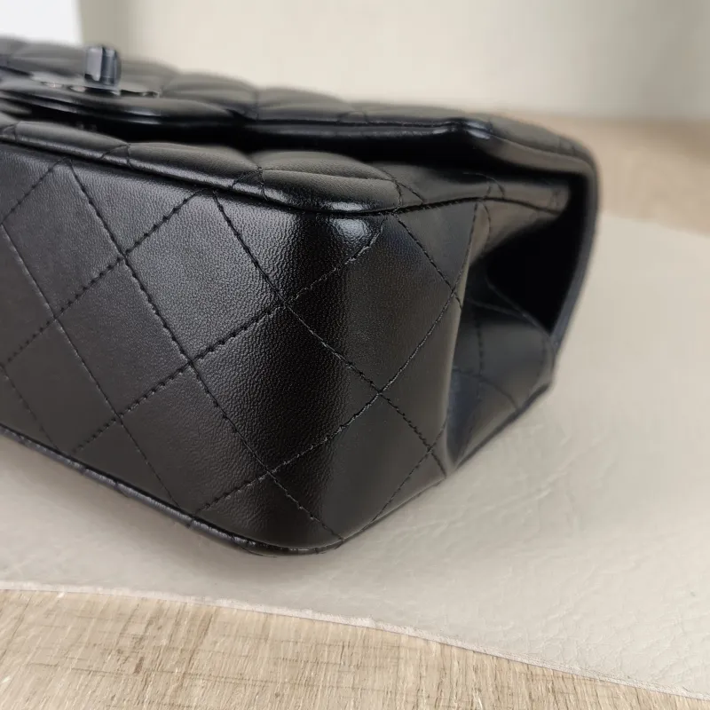 Chanel Crossbody Bag mini Black Lambskin mini 20 × 6 × 12 cm — detail view 7 of 13