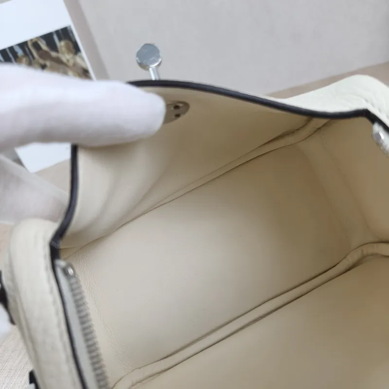 Hermès Crossbody Bag Lindy Mini 19I2 TC Calfskinmini19 × 9.5 × 13 cm — detail view 3 of 12