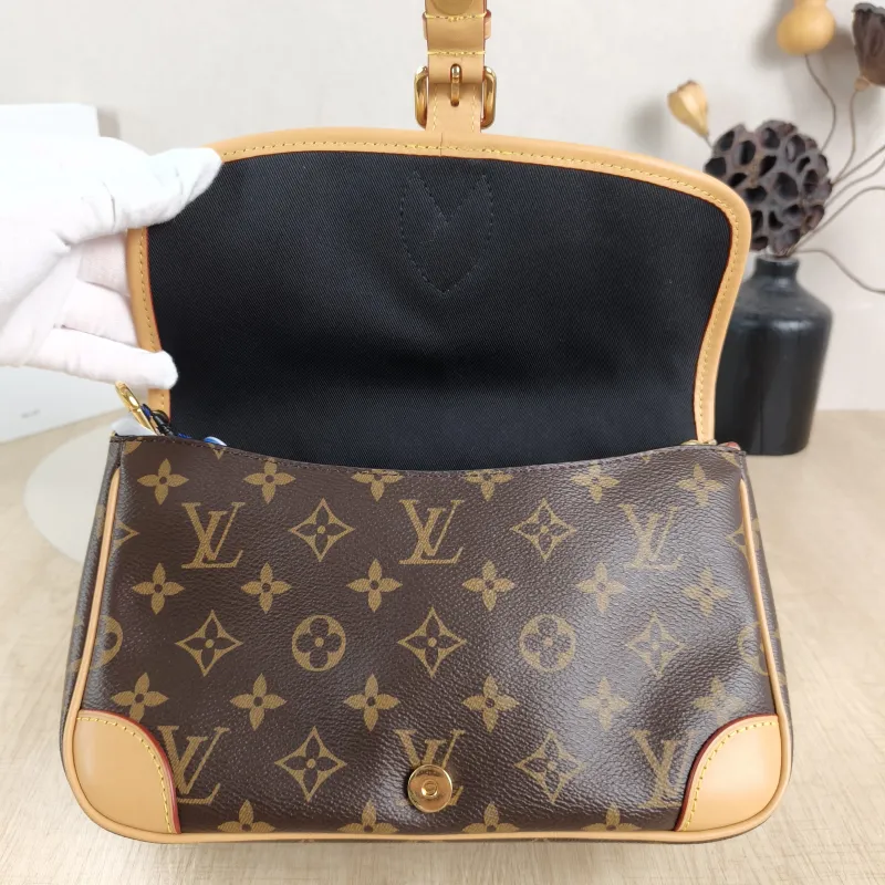 Louis Vuitton Crossbody Bag Diane Baguette Bag Shoulder Strap PVC Small24 × 9 × 15 cm — detail view 8 of 12