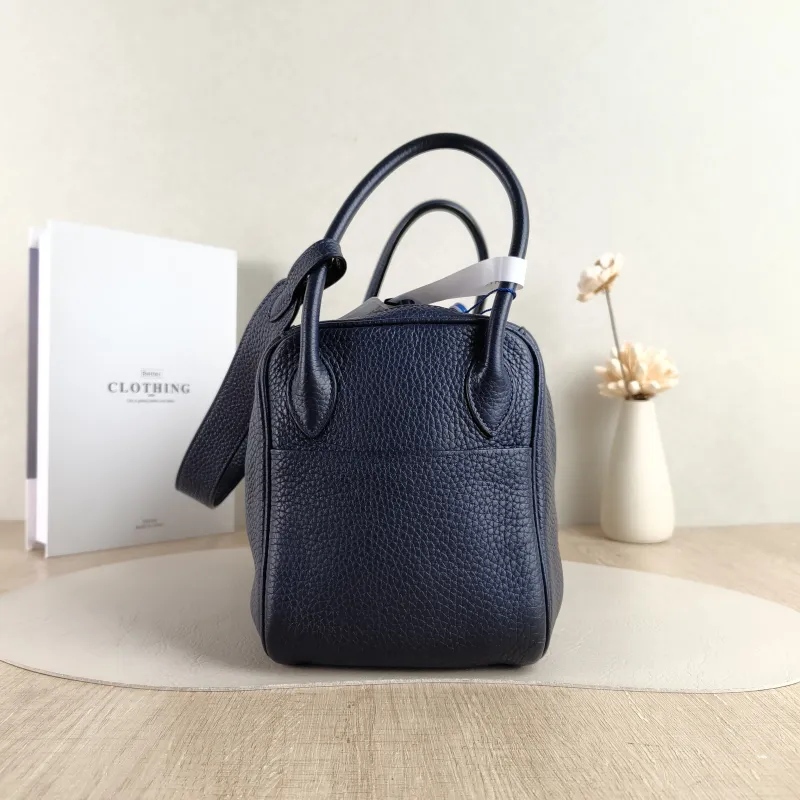 Hermès Crossbody Bag Lindy 26 Navy TC Calfskin Small 26 × 12 × 18 cm A Conditioned — detail view 5 of 10