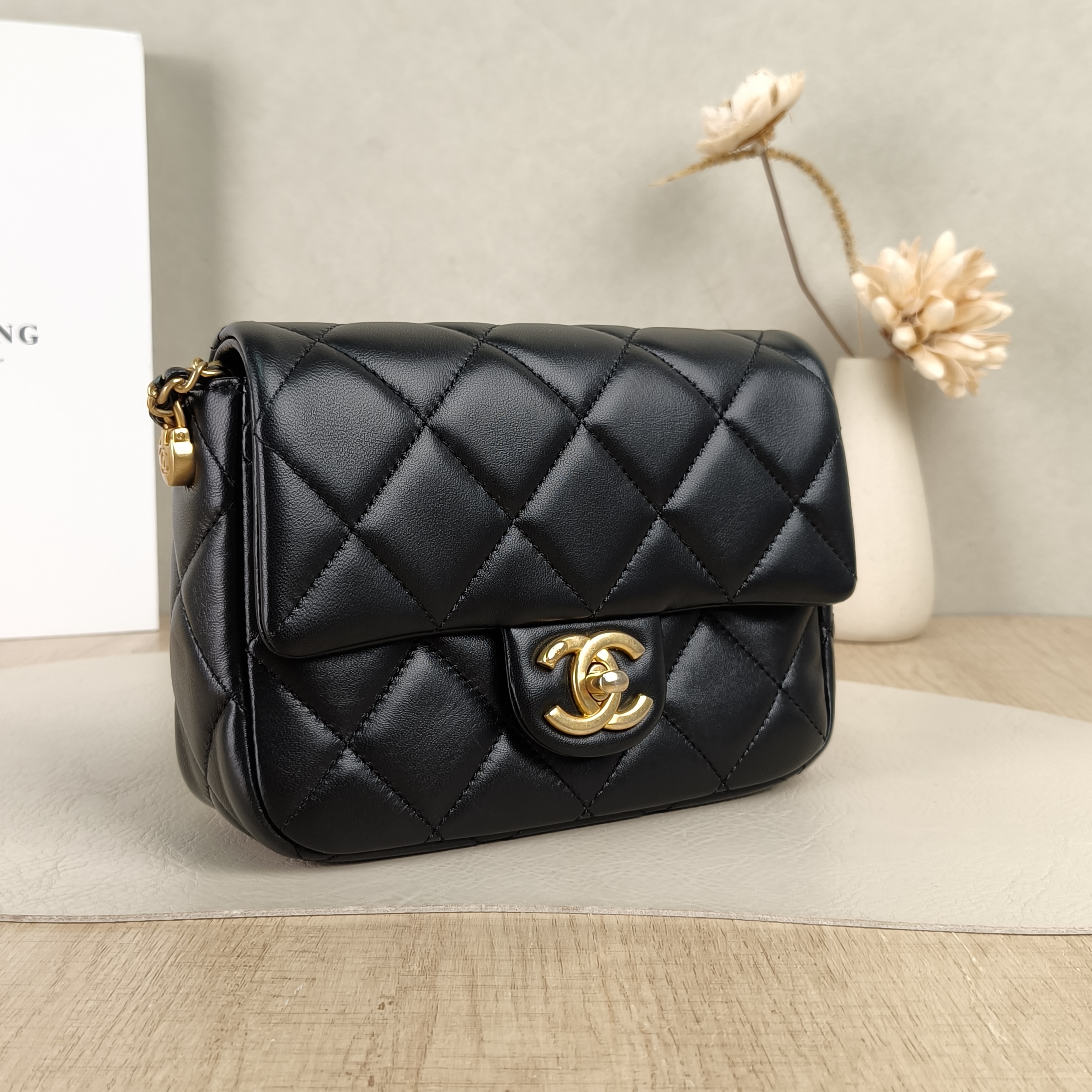 Chanel Crossbody Bag Crossbody Bag Black Lambskin One Size18.5 × 6 × 14 cm — cover view 4 of 5