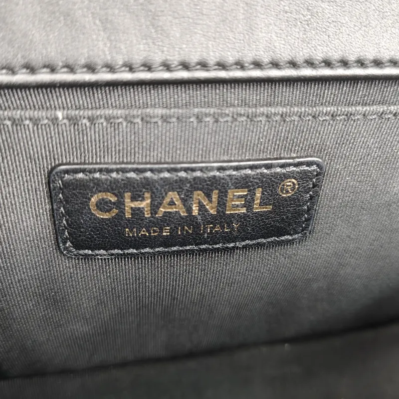 Chanel Crossbody Bag Le Boy​Black Calfskin25 × 9 × 15 cm — detail view 5 of 15