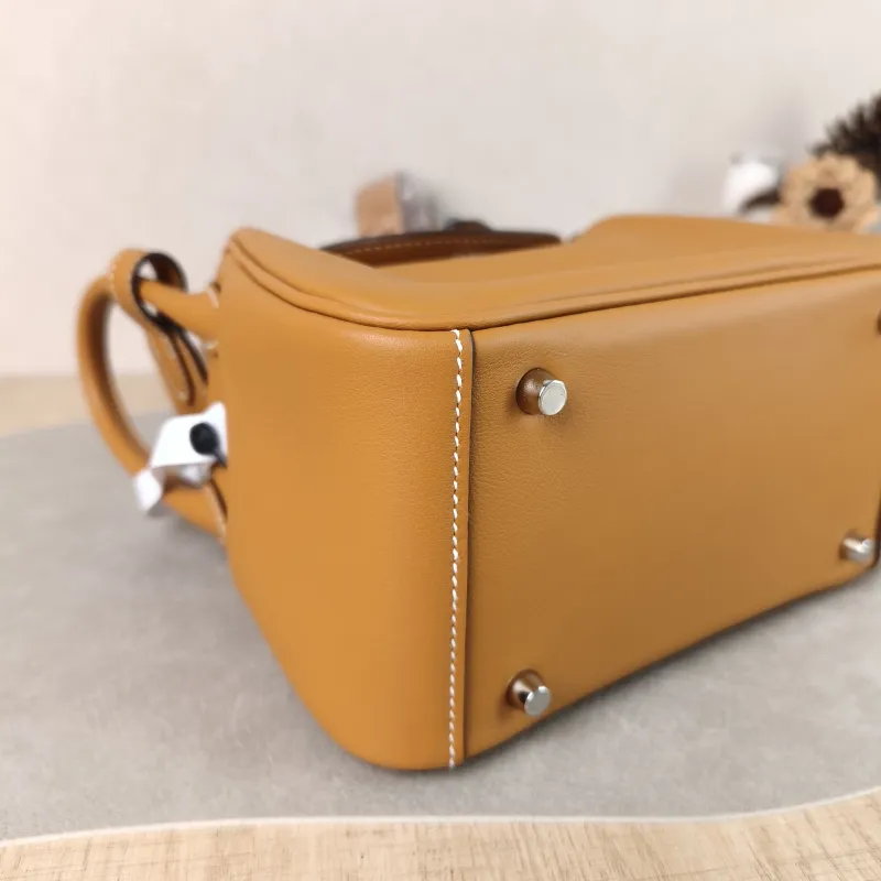 Hermès Crossbody Bag Lindy Mini 19 1H Swift Calfskin Mini 19 × 9.5 × 13 cm G — detail view 8 of 15