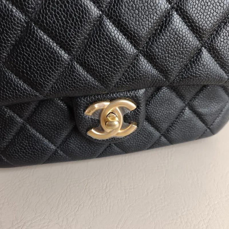 Chanel Crossbody Bag Black Grained Calfskin 20 × 7 × 15 cm — detail view 5 of 11