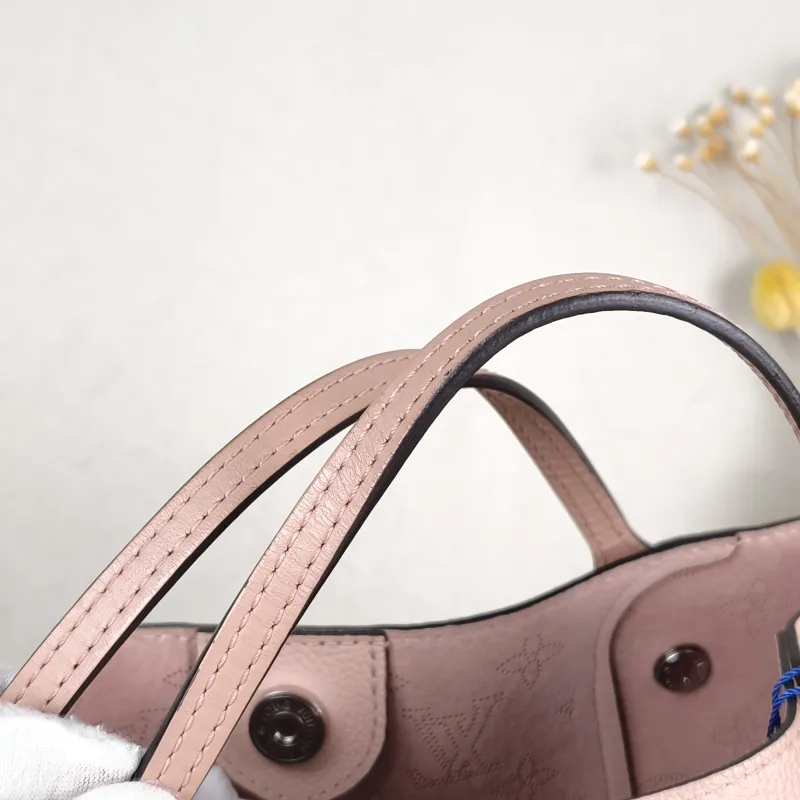 Louis Vuitton Shoulder Bag Hina Pink Calfskin Small 23 × 13 × 21 cm — detail view 10 of 13