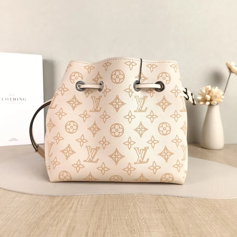 Louis Vuitton Crossbody Bag BELLA Calfskin One Size 22 × 14 × 19 cm — cover view 2 of 5