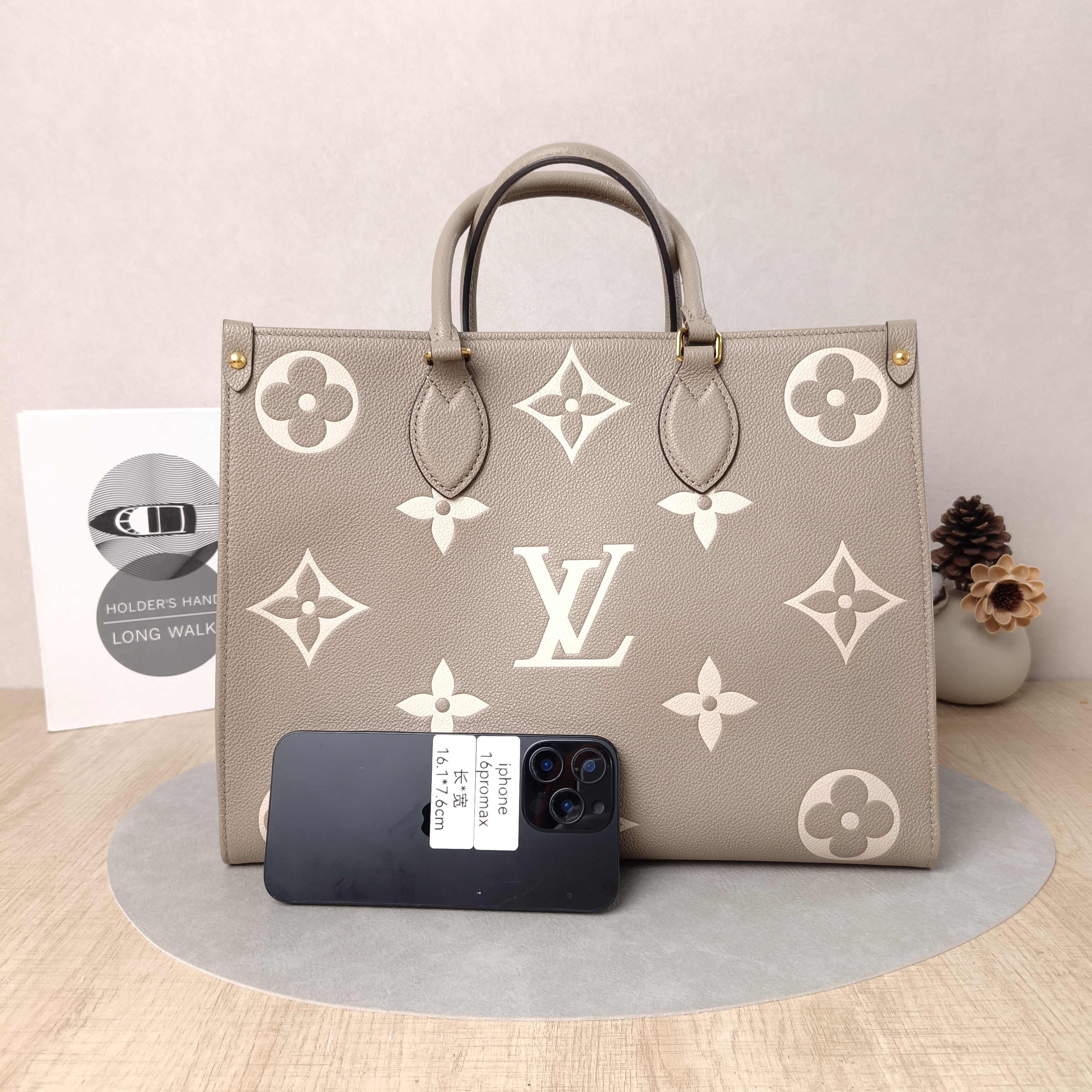 Louis Vuitton Shoulder Bag Onthego Medium · White Empreinte Embossed Calfskin Medium35 × 14 × 27 cm — cover view 3 of 6
