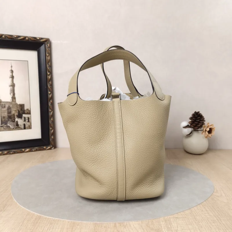 Hermès Top Handle Bag Picotin Lock 22 22S2 Taurillon Clemence TC Calfskin Medium22 × 17 × 21 cm — cover view 3 of 6