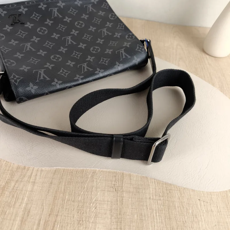 Louis Vuitton Crossbody Bag District Messenger Bag Monogram PVC Small 25 × 7 × 22 cm — detail view 7 of 11