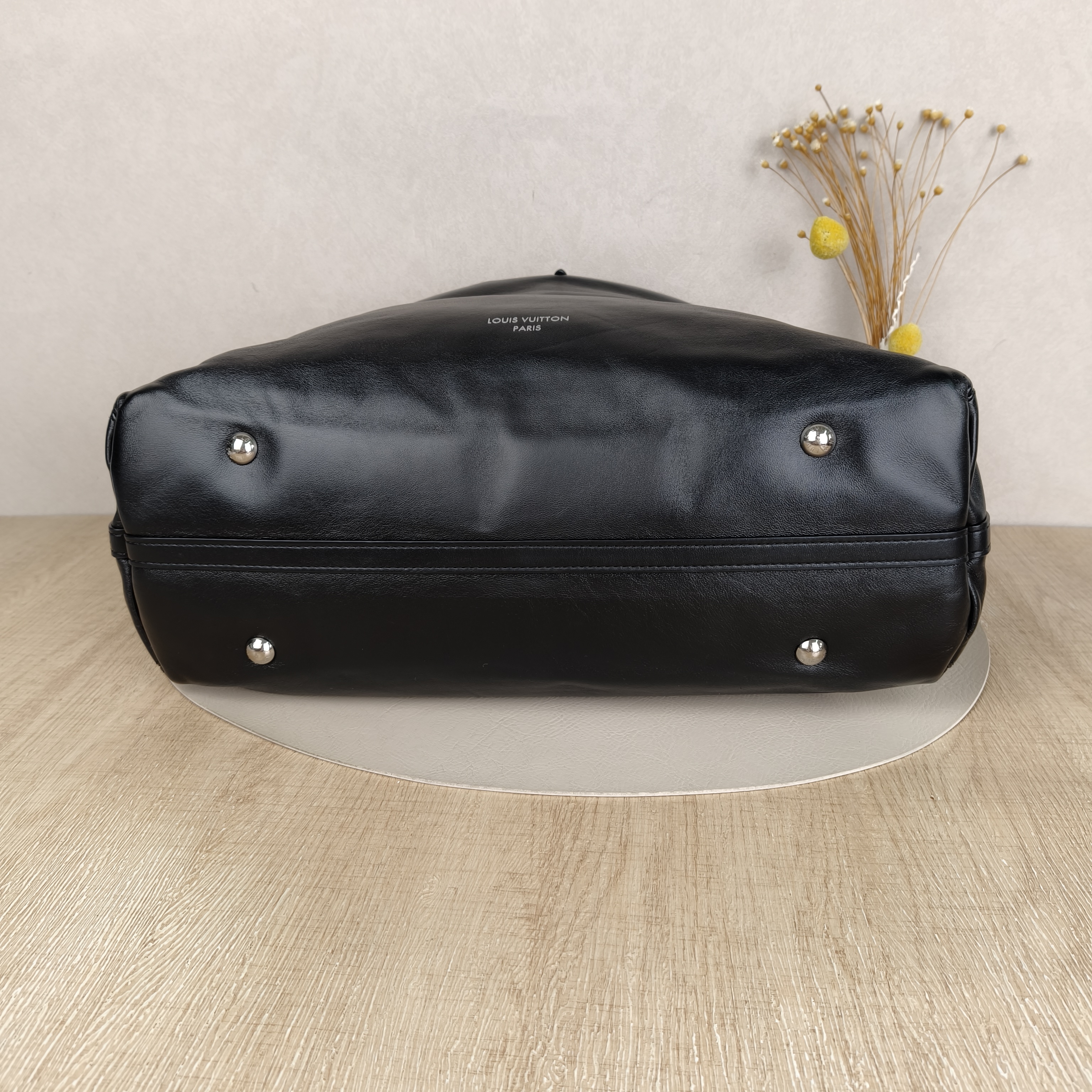 Louis Vuitton Crossbody Bag Carryall Vibe Black SL ambskin Medium39 × 15 × 30 cm — cover view 4 of 9