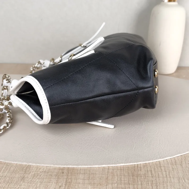 Chanel Shoulder Bag cocobeach Collection Black Lambskinmini29 × 6 × 20 cm — detail view 2 of 10