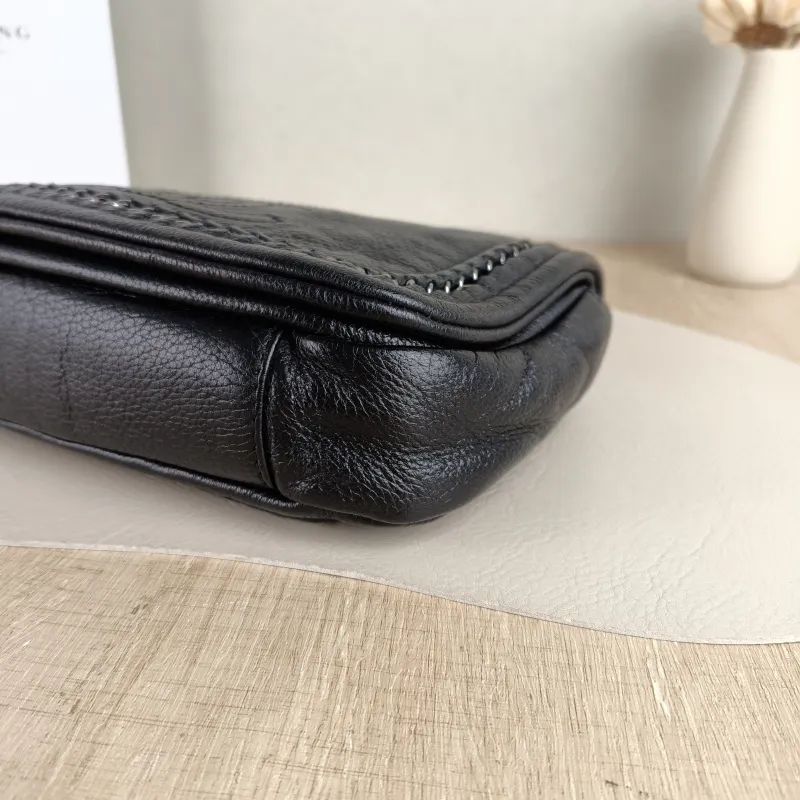 Chanel Shoulder Bag Black Calfskin 24 × 6 × 14 cm 10 Conditioned — detail view 4 of 11
