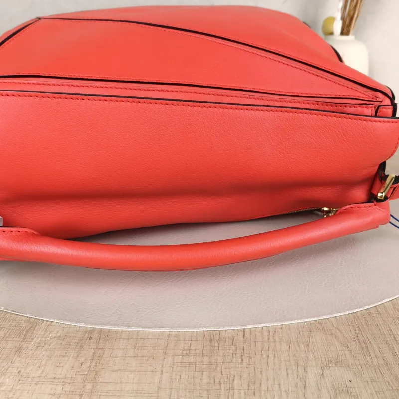 LOEWE Crossbody Bag Puzzle Red Calfskin Medium29 × 14 × 19.5 cm — detail view 5 of 13