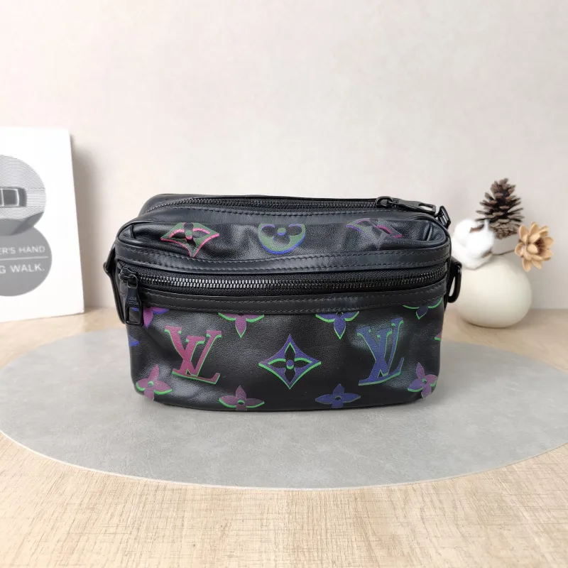Louis Vuitton Crossbody Bag Comet Messenger Messenger Bag Black Calfskin Small23 × 8 × 12.5 cm