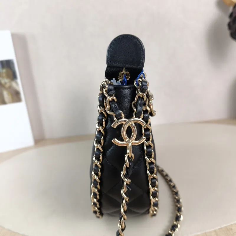 Chanel Shoulder Bag Black Lambskin Small 20 × 6 × 15 cm — detail view 6 of 9