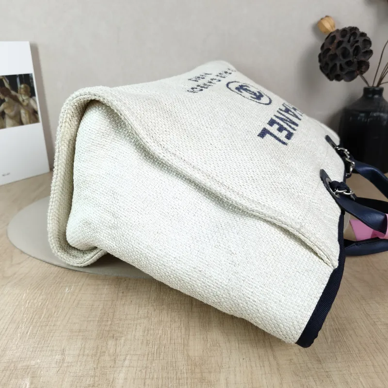 Chanel Shoulder Bag White One Size 39 × 19 × 29 cm 23 — detail view 10 of 11