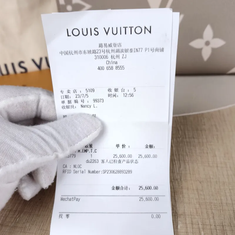 Louis Vuitton Shoulder Bag Onthego · White Monogram Empreinte Embossed Calfskin Small25 × 11.5 × 19 cm — detail view 4 of 11